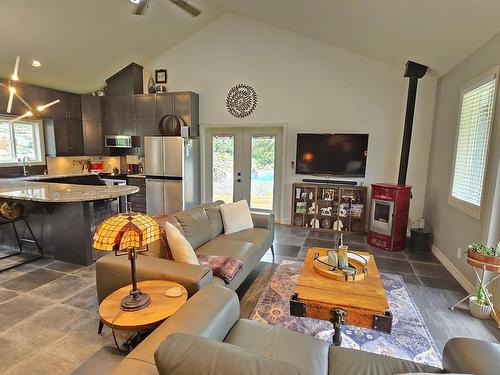 9073 Kealty Road, Kamloops, BC - Indoor Photo Showing Living Room