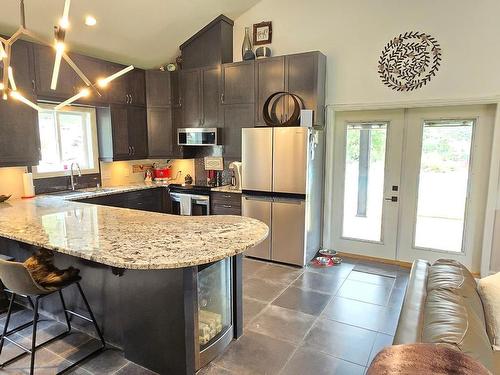 9073 Kealty Road, Kamloops, BC - Indoor Photo Showing Kitchen With Upgraded Kitchen
