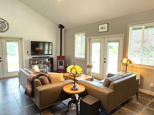 9073 Kealty Road, Kamloops, BC - Indoor Photo Showing Living Room