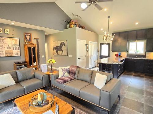 9073 Kealty Road, Kamloops, BC - Indoor Photo Showing Living Room