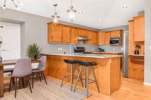 4979 Windsong Crescent, Kelowna, BC - Indoor Photo Showing Kitchen