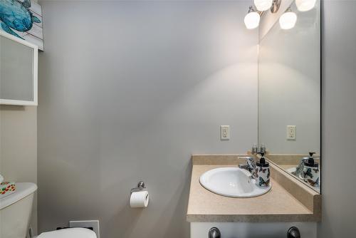 1945 Bowes Street, Kelowna, BC - Indoor Photo Showing Bathroom