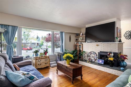 1945 Bowes Street, Kelowna, BC - Indoor Photo Showing Living Room With Fireplace