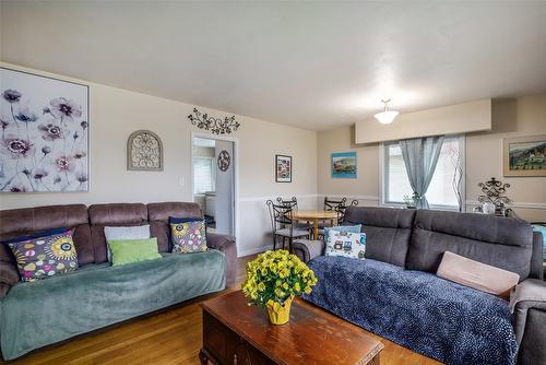 1945 Bowes Street, Kelowna, BC - Indoor Photo Showing Living Room