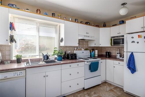 1945 Bowes Street, Kelowna, BC - Indoor Photo Showing Kitchen With Double Sink