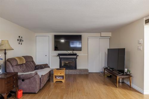 1945 Bowes Street, Kelowna, BC - Indoor Photo Showing Living Room With Fireplace