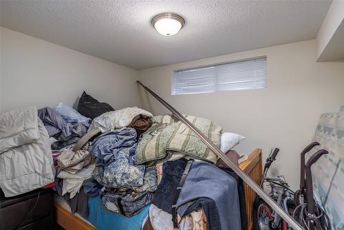 1945 Bowes Street, Kelowna, BC - Indoor Photo Showing Bedroom