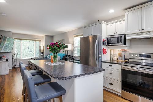 1945 Bowes Street, Kelowna, BC - Indoor Photo Showing Kitchen