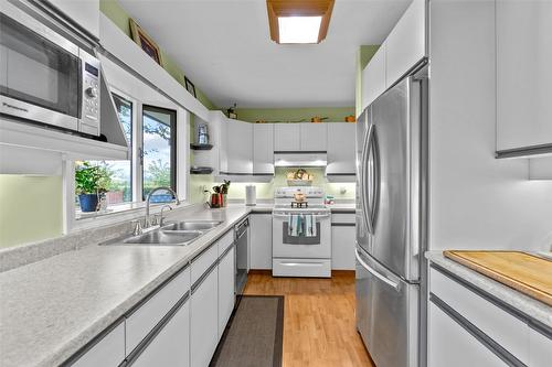 457 Valley Road, Kelowna, BC - Indoor Photo Showing Kitchen With Double Sink