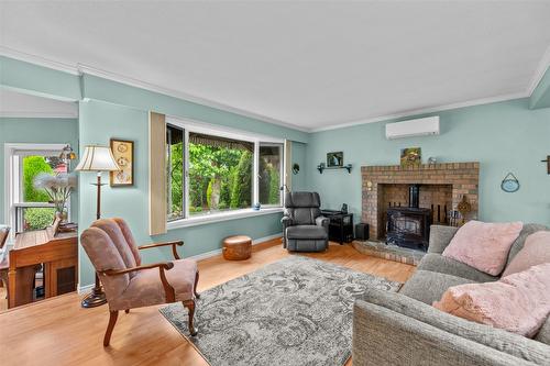 457 Valley Road, Kelowna, BC - Indoor Photo Showing Living Room With Fireplace