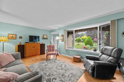 457 Valley Road, Kelowna, BC - Indoor Photo Showing Living Room