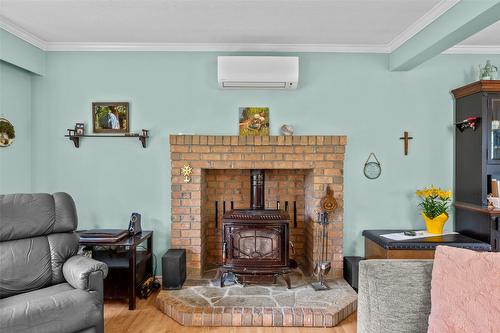 457 Valley Road, Kelowna, BC - Indoor Photo Showing Living Room With Fireplace