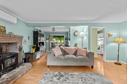 457 Valley Road, Kelowna, BC - Indoor Photo Showing Living Room With Fireplace