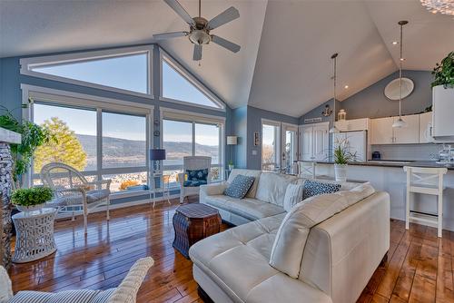 431-6987 Terazona Drive, Kelowna, BC - Indoor Photo Showing Living Room