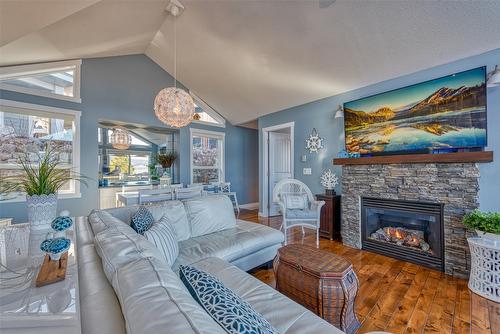 431-6987 Terazona Drive, Kelowna, BC - Indoor Photo Showing Living Room With Fireplace
