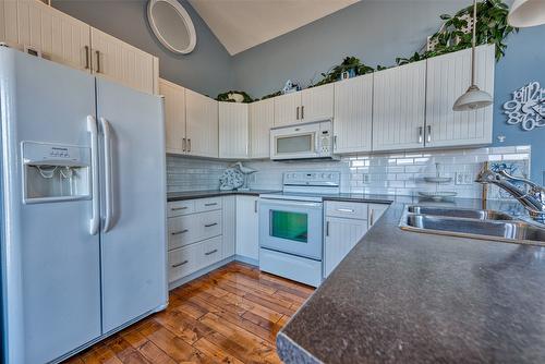 431-6987 Terazona Drive, Kelowna, BC - Indoor Photo Showing Kitchen With Double Sink