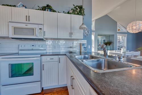 431-6987 Terazona Drive, Kelowna, BC - Indoor Photo Showing Kitchen With Double Sink