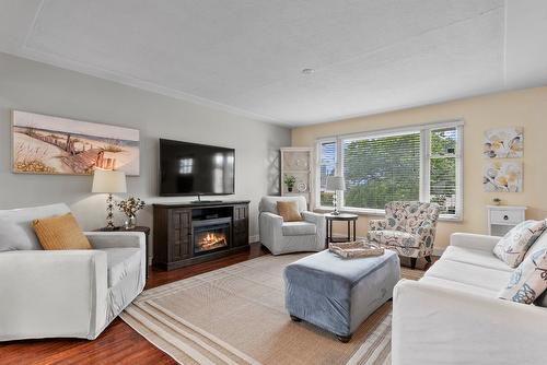 845 Richter Street, Kelowna, BC - Indoor Photo Showing Living Room