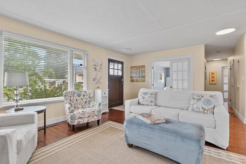 845 Richter Street, Kelowna, BC - Indoor Photo Showing Living Room