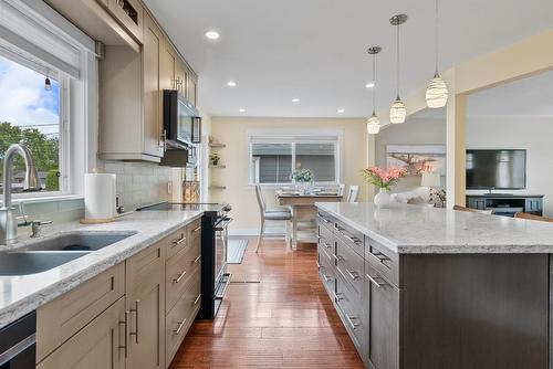 845 Richter Street, Kelowna, BC - Indoor Photo Showing Kitchen With Double Sink With Upgraded Kitchen