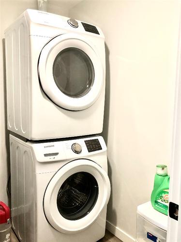 402-1215 St. Paul Street, Kelowna, BC - Indoor Photo Showing Laundry Room