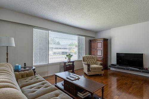 145 Bach Road, Kelowna, BC - Indoor Photo Showing Living Room