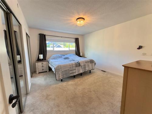 523 Stonor Street, Summerland, BC - Indoor Photo Showing Living Room With Fireplace