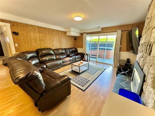 523 Stonor Street, Summerland, BC - Indoor Photo Showing Living Room
