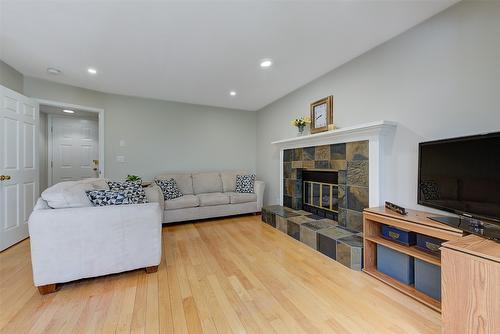 1142 Wintergeen Drive, Kelowna, BC - Indoor Photo Showing Living Room With Fireplace