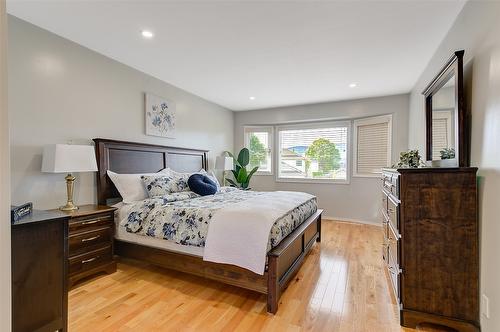 1142 Wintergeen Drive, Kelowna, BC - Indoor Photo Showing Bedroom