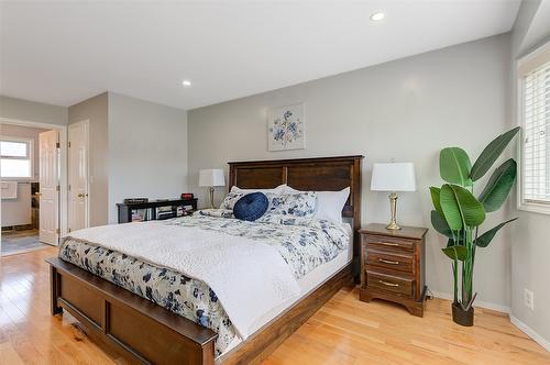 1142 Wintergeen Drive, Kelowna, BC - Indoor Photo Showing Bedroom