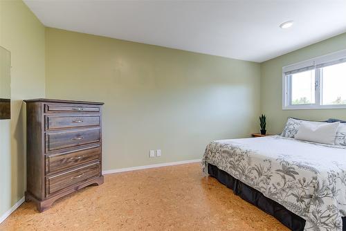 1142 Wintergeen Drive, Kelowna, BC - Indoor Photo Showing Bedroom