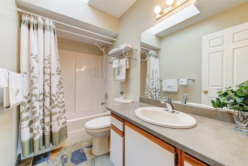1142 Wintergeen Drive, Kelowna, BC - Indoor Photo Showing Bathroom