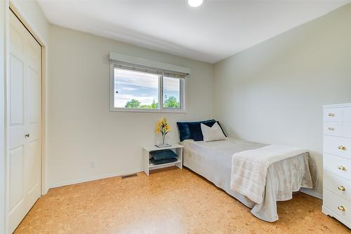 1142 Wintergeen Drive, Kelowna, BC - Indoor Photo Showing Bedroom