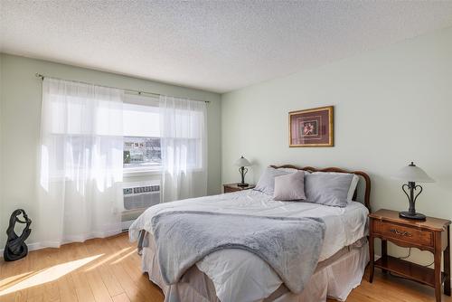 203-1056 Bernard Avenue, Kelowna, BC - Indoor Photo Showing Bedroom