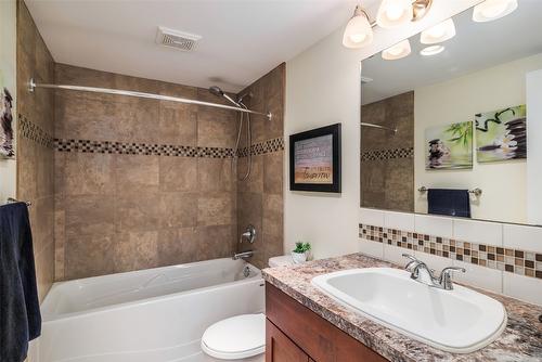 203-1056 Bernard Avenue, Kelowna, BC - Indoor Photo Showing Bathroom