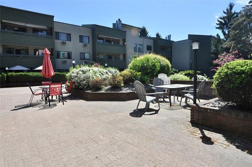 203-1056 Bernard Avenue, Kelowna, BC - Outdoor