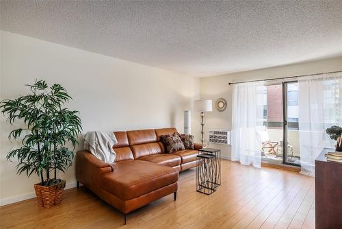 203-1056 Bernard Avenue, Kelowna, BC - Indoor Photo Showing Living Room