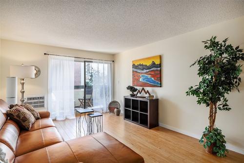 203-1056 Bernard Avenue, Kelowna, BC - Indoor Photo Showing Living Room