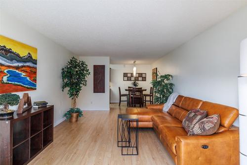 203-1056 Bernard Avenue, Kelowna, BC - Indoor Photo Showing Living Room