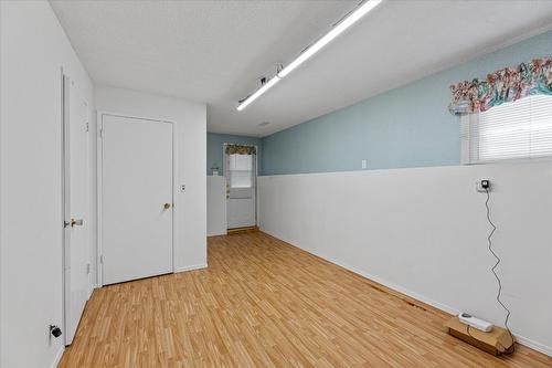848 Hammer Avenue, Kelowna, BC - Indoor Photo Showing Other Room