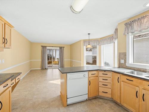 71-1101 Cameron Avenue, Kelowna, BC - Indoor Photo Showing Kitchen