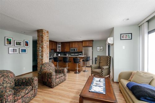 807-737 Leon Avenue, Kelowna, BC - Indoor Photo Showing Living Room