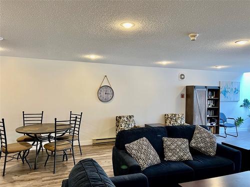 807-737 Leon Avenue, Kelowna, BC - Indoor Photo Showing Living Room