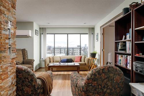 807-737 Leon Avenue, Kelowna, BC - Indoor Photo Showing Living Room