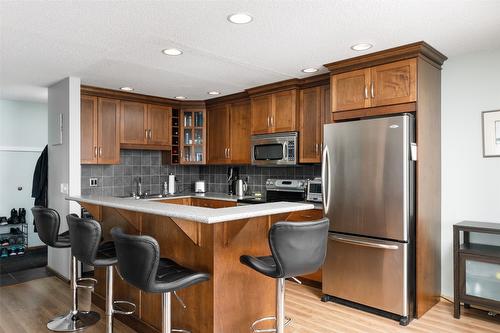 807-737 Leon Avenue, Kelowna, BC - Indoor Photo Showing Kitchen