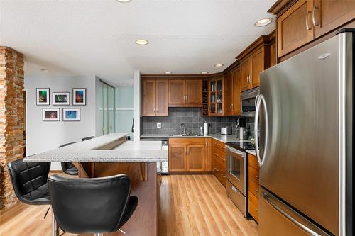 807-737 Leon Avenue, Kelowna, BC - Indoor Photo Showing Kitchen With Double Sink