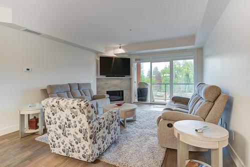 311-3865 Truswell Road, Kelowna, BC - Indoor Photo Showing Living Room With Fireplace
