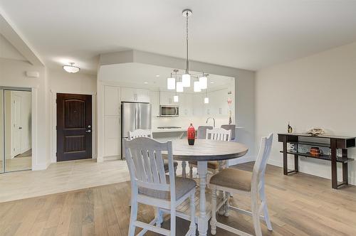 311-3865 Truswell Road, Kelowna, BC - Indoor Photo Showing Dining Room