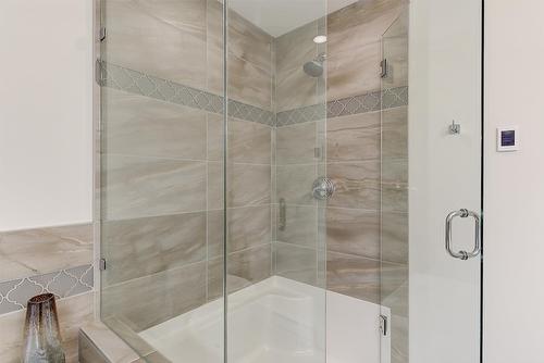 311-3865 Truswell Road, Kelowna, BC - Indoor Photo Showing Bathroom